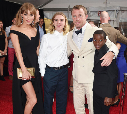 Рокко Ричи с отцом Гаем Ричи, его женой Джекки Эйнсли и сводным братом Дэвидом Бандой