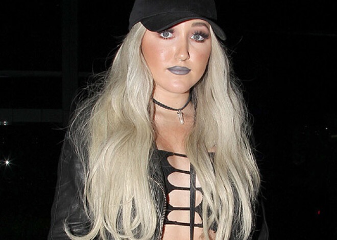 15-летняя сестра Сайрус вышла в свет в откровенном наряде и парике