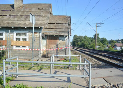 Ēka pie dzelzceļa pārejas Ogrē, Vidzemes ielā, ogrēniešiem atgādināja pirms pieciem gadiem notikušo traģēdiju. Tā aizsedza skatu uz sliedēm, Artūrs neredzēja tuvojošos vilcienu un gāja bojā. Nu beidzot sākta bīstamās ēkas nojaukšana.