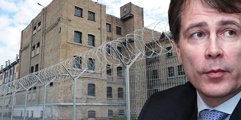 Magonis Rīgas Centrālcietumā ir izvietots korpusā, kurā atrodas pirmo reizi apcietinātas personas. Kamerā viņš šobrīd atrodas viens.