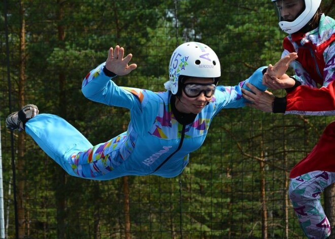 Aktrise Aleksandrova-Eklone saņem kāzu jubilejas dāvanu – lidojumu vēja tunelī.