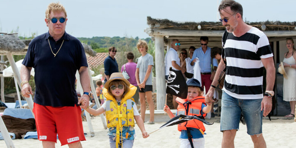 Сэр Элтон Джон и его вторая половина Дэвид Ферниш с сыновьями Закари и Элайджей в Сен-Тропе