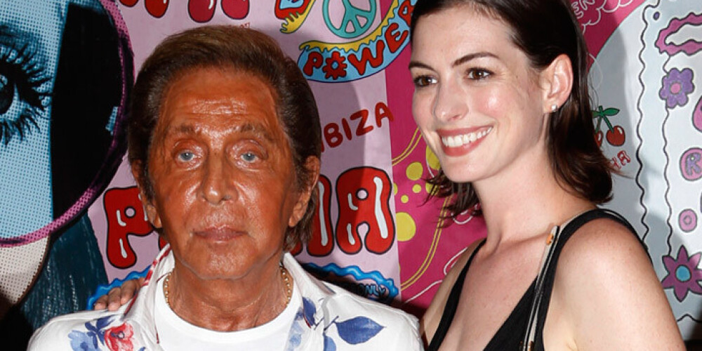 Они такие разные, но все-таки они дружат! Дизайнер Валентино Гаравани и актриса Энн Хэтэуэй на вечеринке на острове Ибица