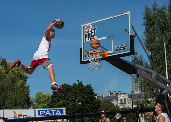 Atklāj diennakts basketbola turnīru Krastu mačs. FOTO