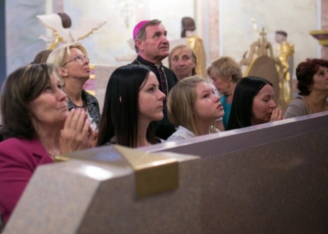 Valsts augstākās amatpersonas sveic katoļus Marijas debesbraukšanas svētkos. FOTO