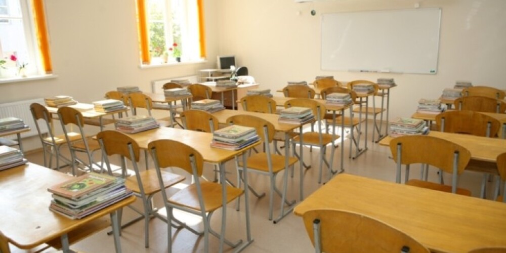 Grozījumus Izglītības likumā, kas paredz skolās nodrošināt Satversmes vērtībām atbilstošu tikumisko audzināšanu, Saeima pieņēma jūnijā.