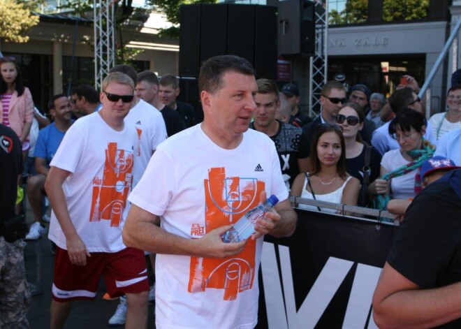 2015. gada diennakts basketbola turnīrā "Krastu mačs", kas norisinājās pie Latvijas Nacionālās operas ēkas, uzvarēja Daugavas labā krasta komanda.Turnīrā, kas 24 stundas bez pārtraukuma norisinājās Rīgas svētku ietvaros un kura noslēdzošajā spēlē piedalījās politiķi, Daugavas labā krasta komandas svinēja uzvaru ar rezultātu 1155:1048. Zīmīgi, ka jau turnīra pusē Labais krasts bija izvirzījies vadībā ar 564:538.