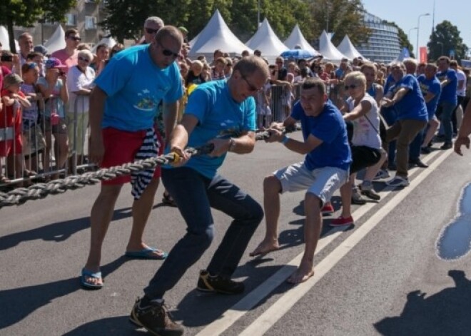 Virves vilkšanas sacensībās Rīgas svētkos uzvarējusi Labā krasta komanda. FOTO