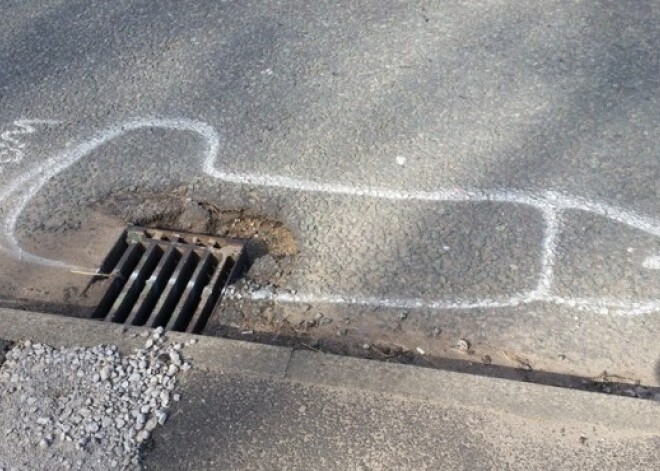 Dzimumlocekļi zibenīgi aizlāpa bedrainus ceļus. FOTO