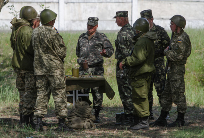 Ukrainas armijas karavīri militārajās mācības apgūst kājnieku mīnas.