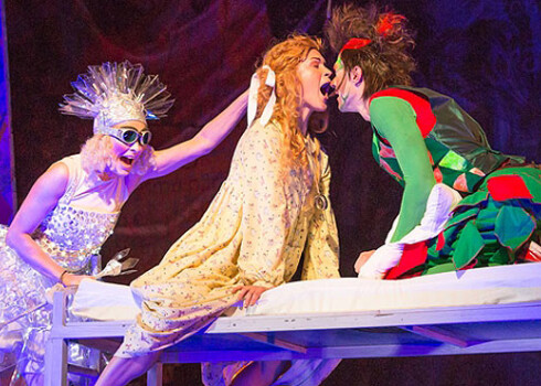 Izrādē "Pīters Pens" titullomu atveido Dainis Grūbe.