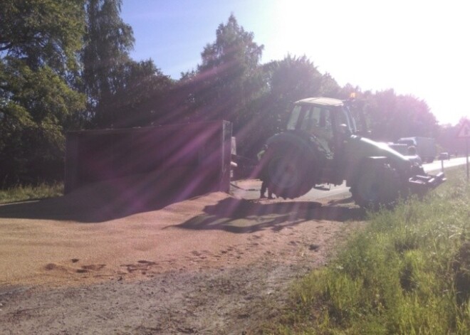 Uz Valmieras šosejas apgāzusies graudu krava; bloķēta satiksme. FOTO