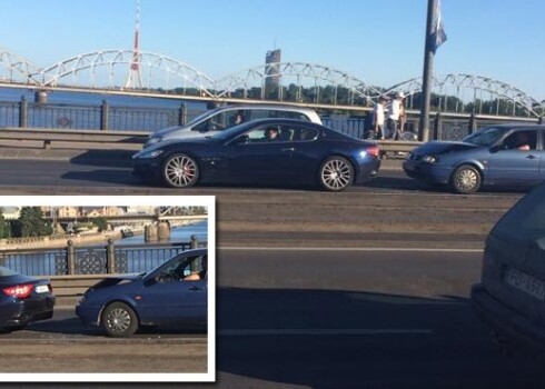 Rīgā uz Akmens tilta avarē desmitiem tūkstošus vērtais Maserati. FOTO