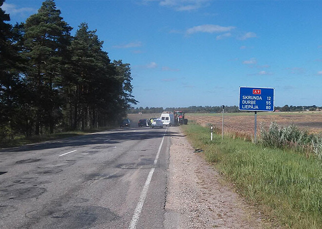 Trīs auto un traktora sadursmē uz Liepājas šosejas iet bojā vīrietis