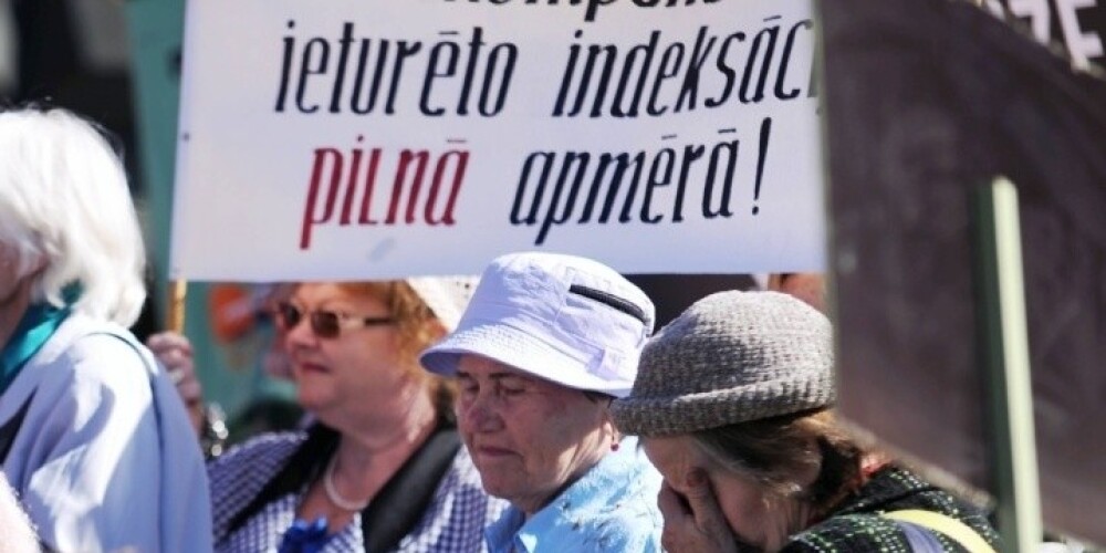На пикет пенсионеров у здания Сейма собралось около 100 человек