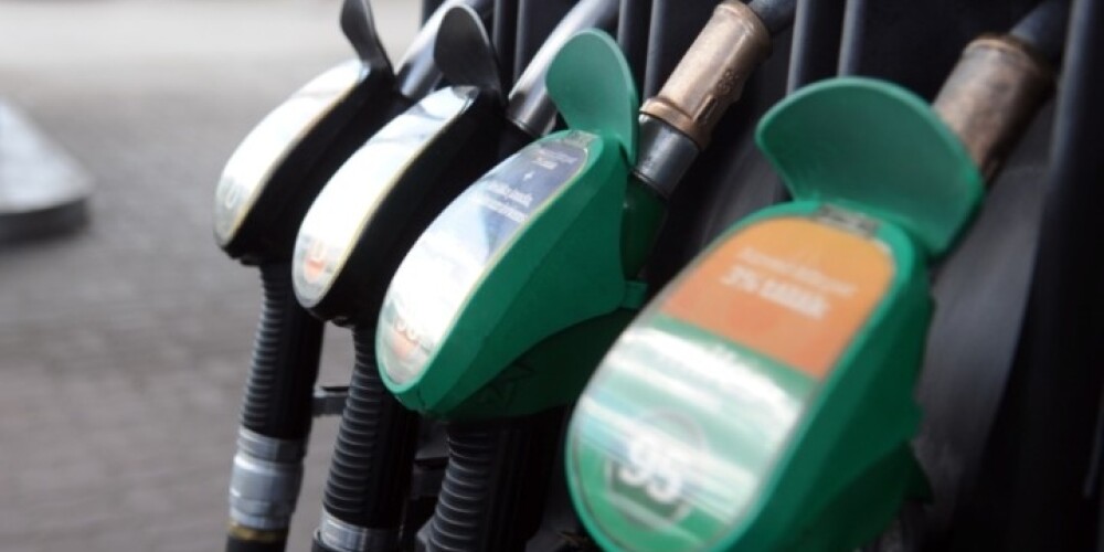 Analītiķi sagaida, ka naftas cenu kritums turpināsies, jo vājināsies pieprasījums, beidzoties vasaras sezonai.