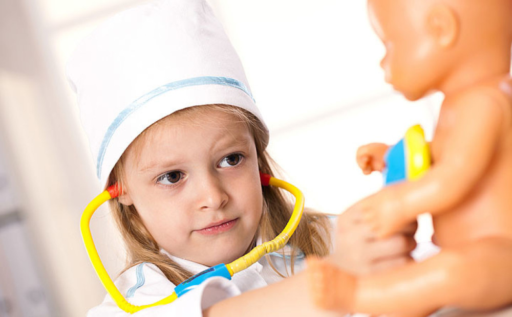 Дети играют в врача. Дети играют в доктора. Ребенок, играющий в доктора. Игра во врача для детей. Дети в саду играют во врача.