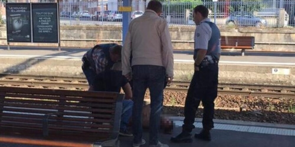 Вооруженного автоматом мужчину обезвредили пассажиры — американские военные