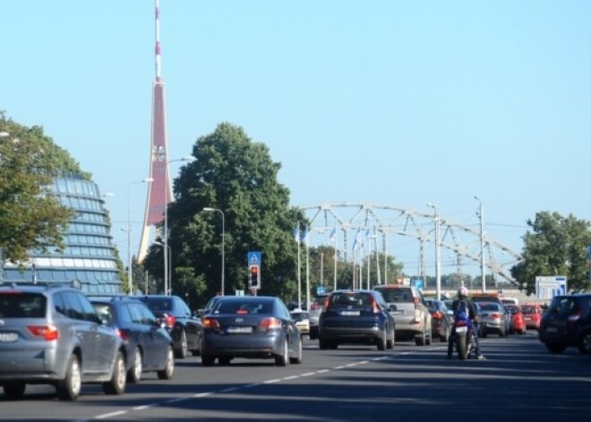 Izdevies savākt parakstus iniciatīvai transporta nodevu iekļaut degvielas cenā