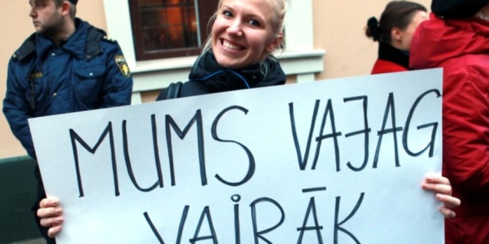 Пикет учителей возле здания Сейма в октябре 2013 года