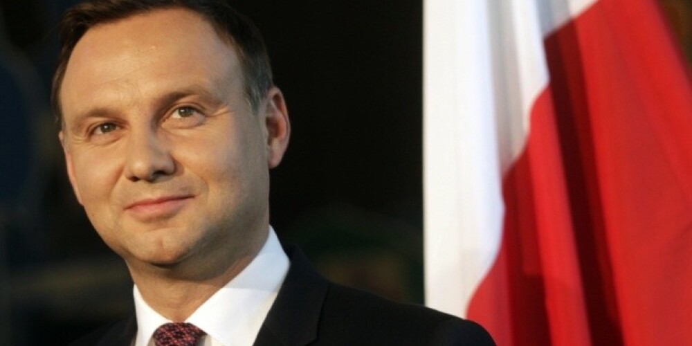 "Уже есть признаки того, что несколько сотен тысяч украинцев хотят прибыть к нам", - сообщил польский лидер, отметив, что другие европейские страны должны принимать во внимание этот факт