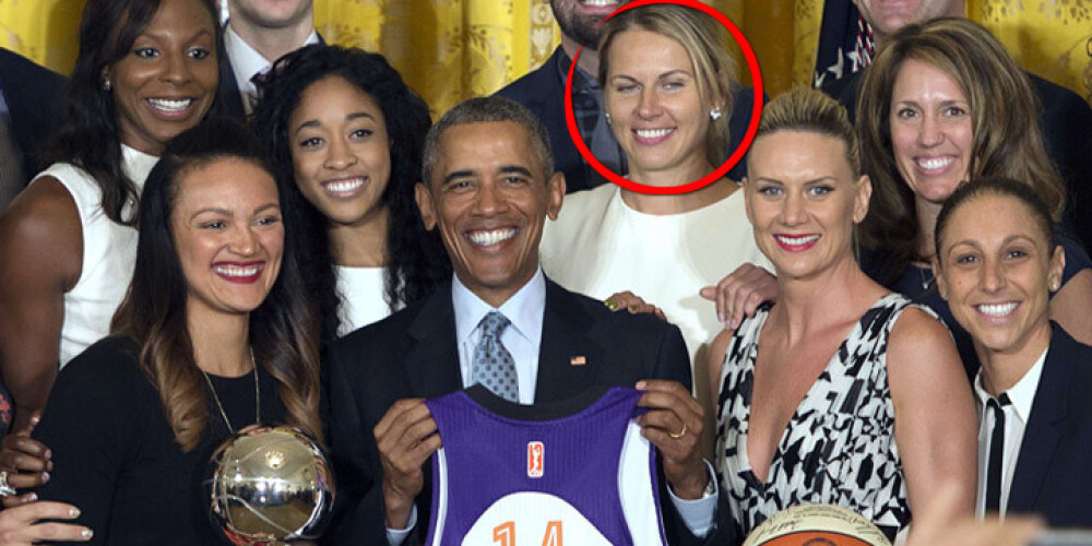 Latvijas izlases basketboliste Jēkabsone-Žogota viesojas pie ASV prezidenta. FOTO
