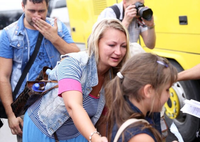 . Ukrainas karadarbībā cietušo ģimeņu bērni mājās no Latvijas atgriežas ar divējādām emocijām - no vienas puses, tas ir prieks par gaidāmo atkalredzēšanos ar vecākiem, bet, no otras - skumjas par šķiršanos no Latvijas viesģimenēm, šodien pirms iekāpšanas autobusā uz Odesu atzina aptaujātie bērni.