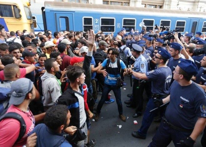 Budapeštas galvenajā starptautiskajā dzelzceļa stacijā – Keleti (Austrumu) stacijā – otrdien tika dots rīkojums visiem cilvēkiem to atstāt pēc tam, kad simtiem nelegālu migrantu mēģināja iekāpt vilcienos uz Austriju un Vāciju. Savukārt Čehijā no sastāviem izsēdināti 200 migranti bez vīzām.