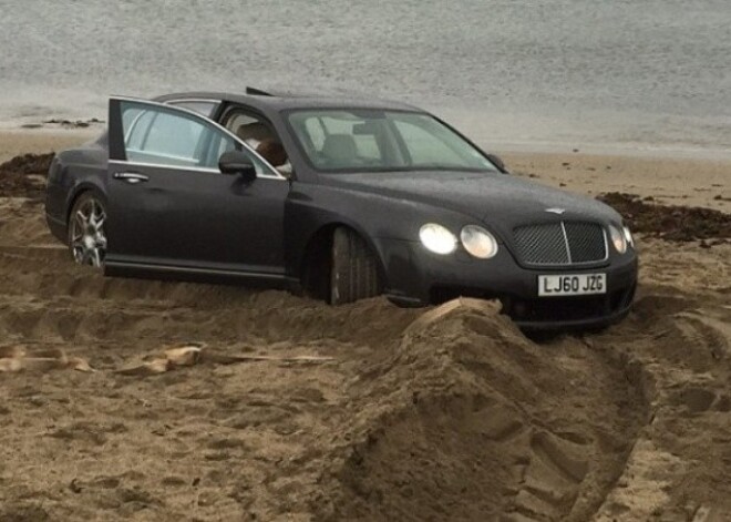 Красиво жить не запретишь: юноша на Bentley застрял на пляже в Британии. ВИДЕО