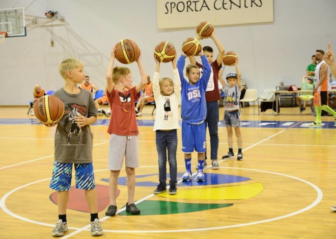 2015. gada 26. augustā sabiedrībā zināmi ļaudis piedalījās „Riga Basket” rīkotajā zvaigžņu basketbola labdarības spēlē Olimpiskajā sporta centrā.