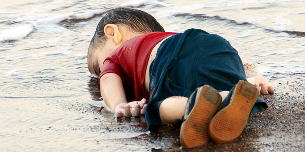 Attēls, kas ilustrē dramatisko migrantu situāciju: jūra izskalo divgadīga Sīrijas bēgļa līķi