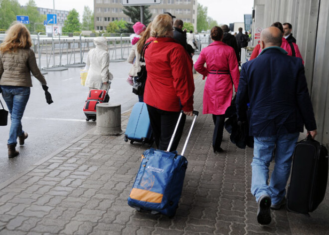 Atklāj šokējošus datus par to, cik cilvēku vienā dienā pamet Latviju