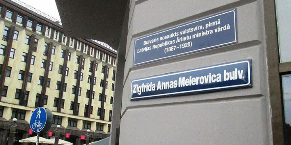 Rīgas centrā uzstāda ielu nosaukumus skaidrojošas plāksnes