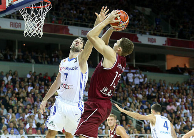 Svarīga uzvara pret Čehiju. Latvijas basketbolisti tuvojas Lillei. FOTO. VIDEO