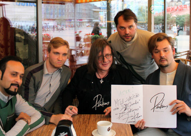 Kulakovs sveic grupu "DaGamba" ar "Pērkona" dziesmu izlasi. FOTO