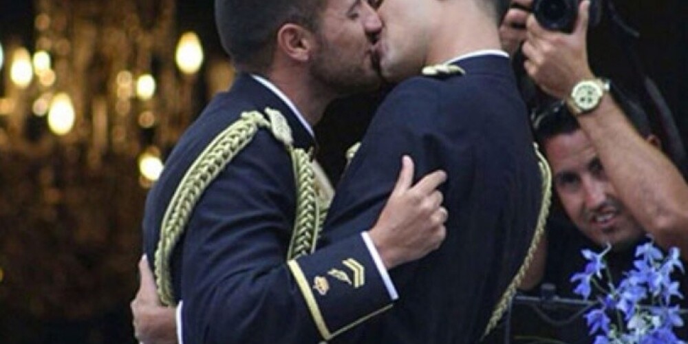В Испании впервые поженились полицейские-геи