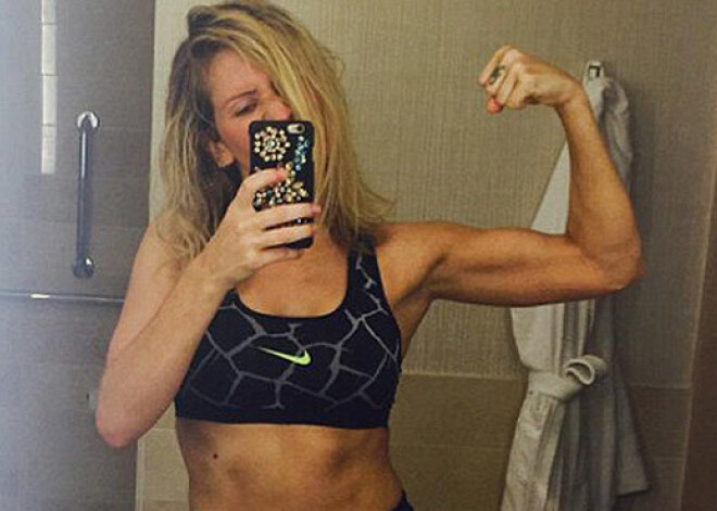 Elija Gouldinga parāda iespaidīgus muskuļus. FOTO