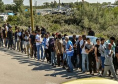 Латвии предстоит принять еще 526 беженцев, сообщил президент Еврокомиссии Жан-Клод Юнкер