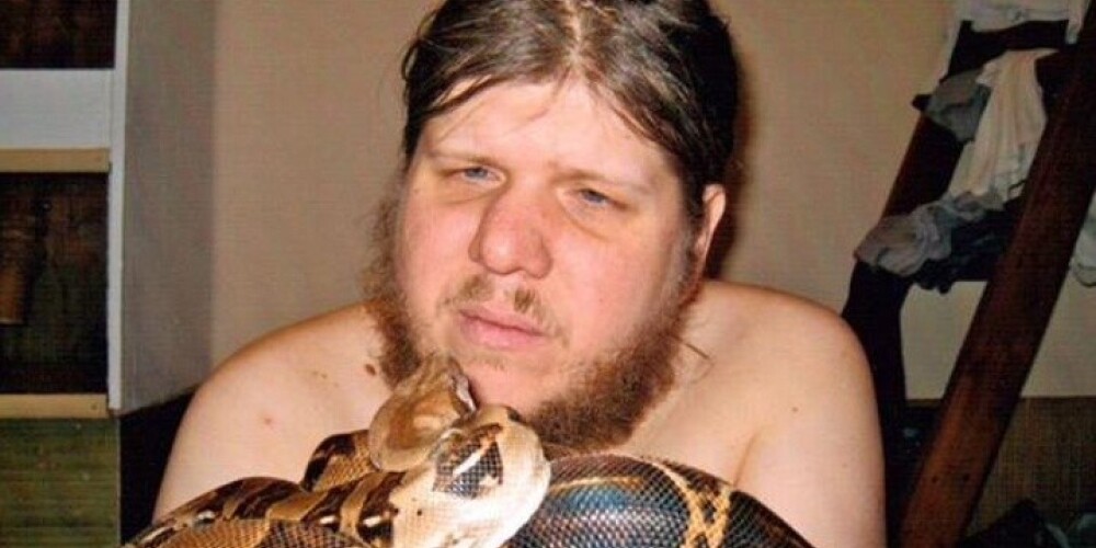 По данным силовиков, «Бог Кузя» обманом вымогал деньги у поклонниц, торговал псевдорелигиозной литературой и предметами несуществующих культов, а организация его носила признаки секты