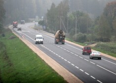 Šaurajā divu joslu ceļā transportlīdzekļiem grūti apdzīt citam citu, un daudzo traģisko avāriju dēļ tas pat iedēvēts par nāves ceļu.