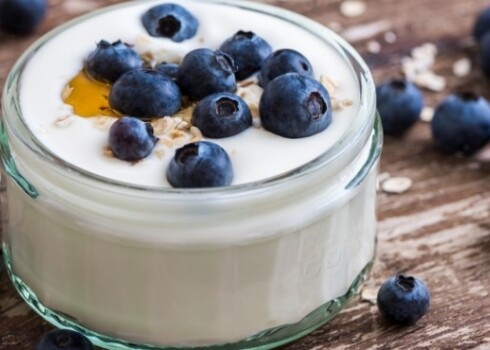 Pašgatavotais jogurts lieliski garšos ar sezonas ogām, īpaši mellenēm, brūklenēm vai vēlajām avenēm. Ja prasās saldāku, pievieno medu.
