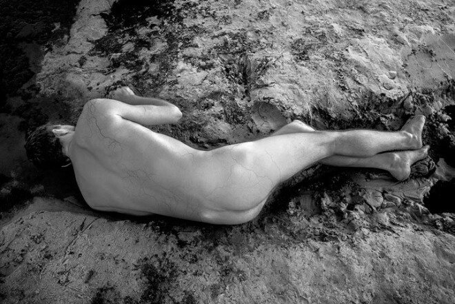 Klasiskais stāsts par zinātnieku Viktoru Frankenšteinu un viņa radīto monstru dramaturga Nika Drīra skatuves versijā Lauras Grozas - Ķiberes iestudējumā būs pirmā šīs sezonas pirmizrāde Dailes teātrī.