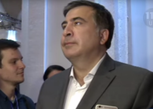 В интернете набирает популярность видео на котором запечатлена реакция главы Одесской облгосадминистрации Михаила Саакашвили на гимн Украины