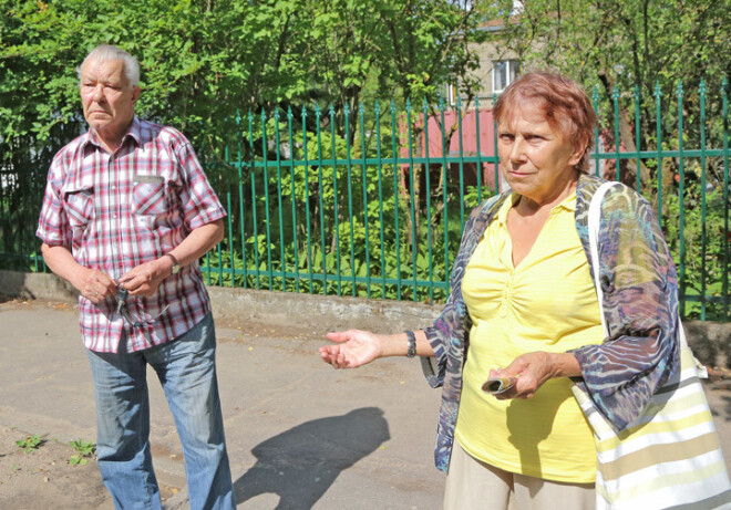 Jānis Jansons un Anna Bethere jau vairākus gadus netiek savā vecāku novēlētajā mājā Āgenskalnā. Turklāt, kad žurnālisti bija aizbraukuši, viņiem atkal uzbruka.