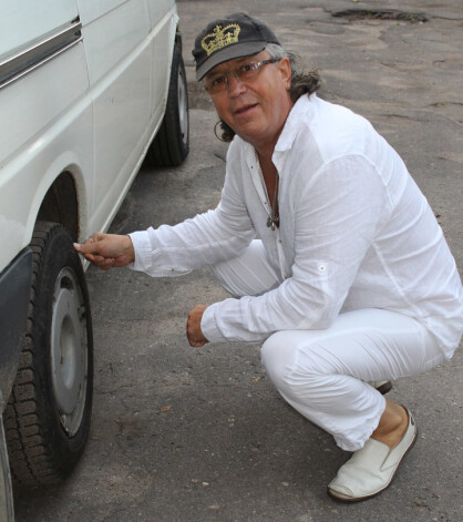 Pat autoservisā viņam atzina: nagla nolikta speciāli, lai riepu sadurtu.