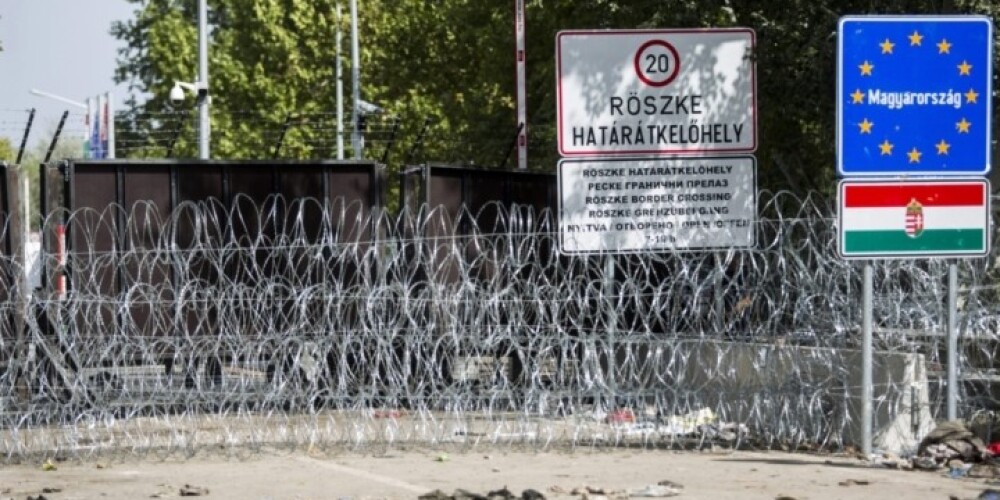 В среду, 16 сентября, мигранты на южной границе Венгрии попытались прорваться через ограждение, силовики применили слезоточивый газ и водометы