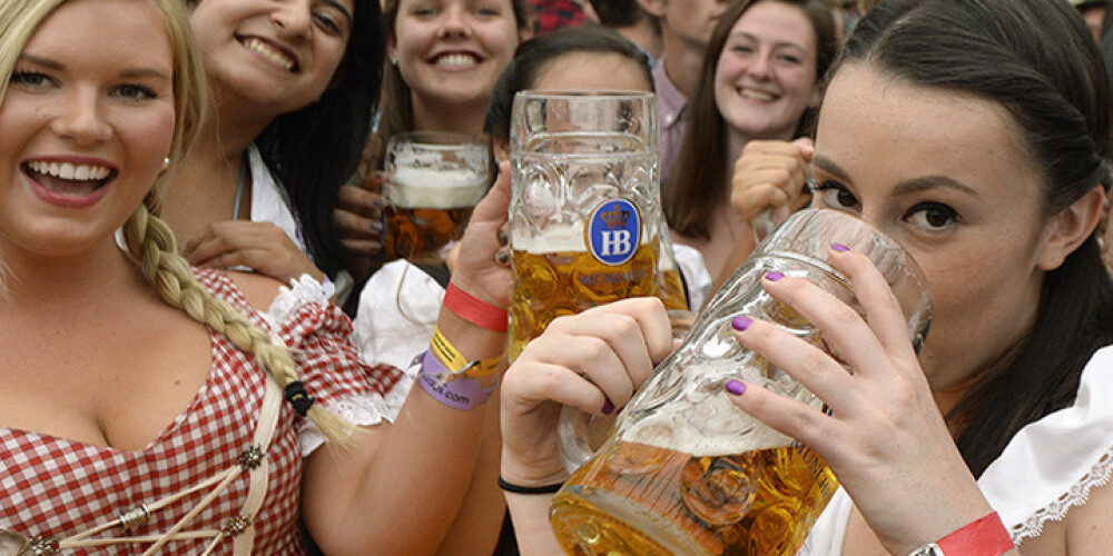 "Oktoberfest" apmeklētāji Minhenē bauda alu.