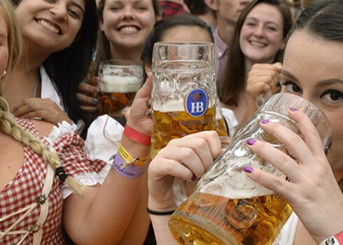 "Oktoberfest" apmeklētāji Minhenē bauda alu.