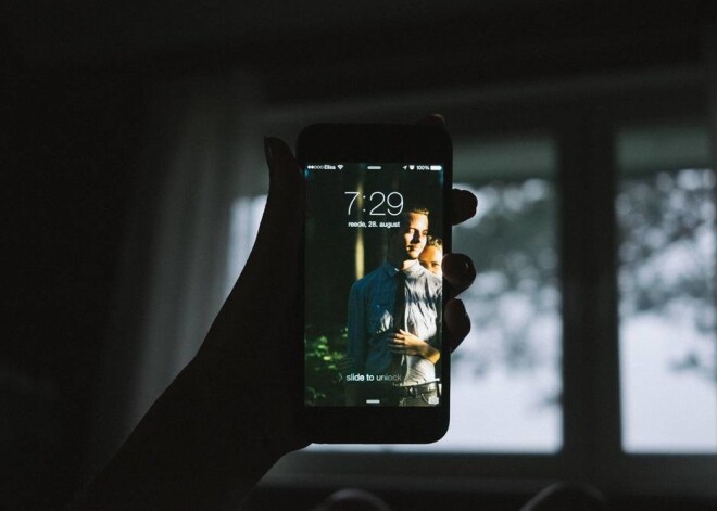 Bez izskaistinājumiem un glamūra - vienkārši ar pašas telefonu uzņemtas fotogrāfijas no skaistākās dienas viņas mūžā. Igauņu meitene ievietoja savā blogā attēlus, kuros redzama viņas kāzu diena "no līgavas skatpunkta". Sirsnīgi un patiesi. Pēdējā fotogrāfija izsaka visu.