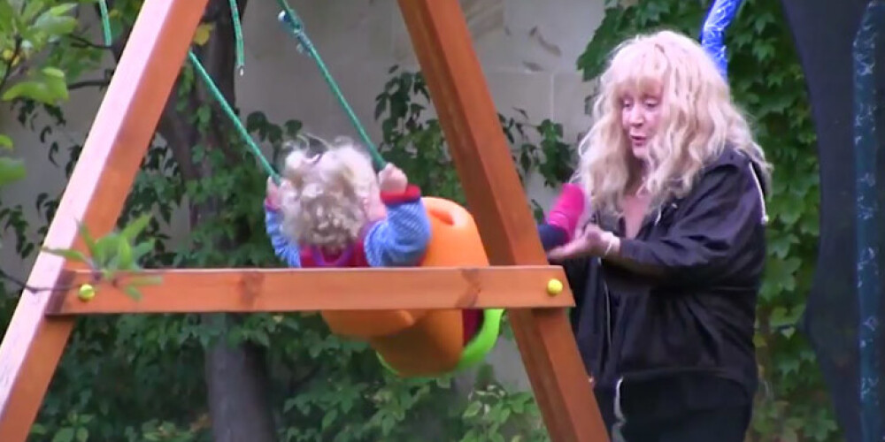 Ekskluzīvs VIDEO! Pugačova mājas pagalmā nosvin savu dvīņu jubileju